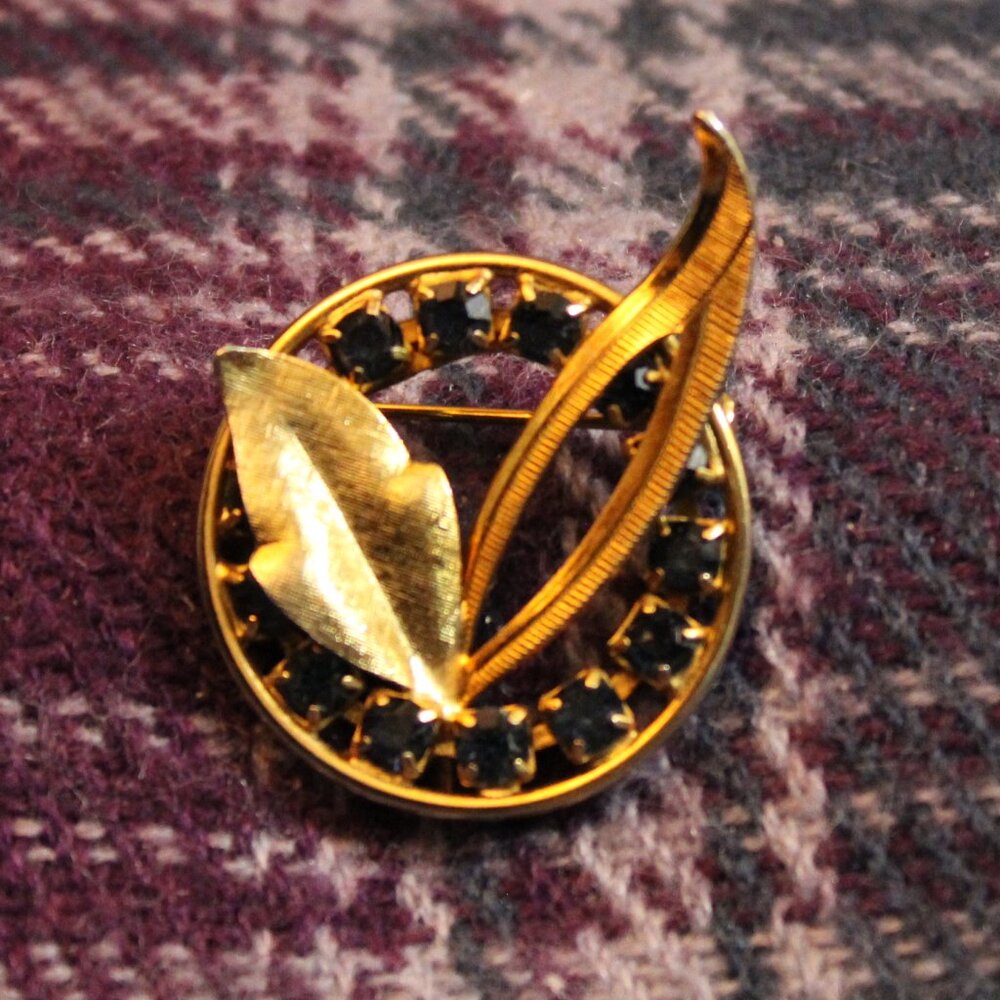 Vintage Emerald Green Rhinestone Circle Leaf Pin